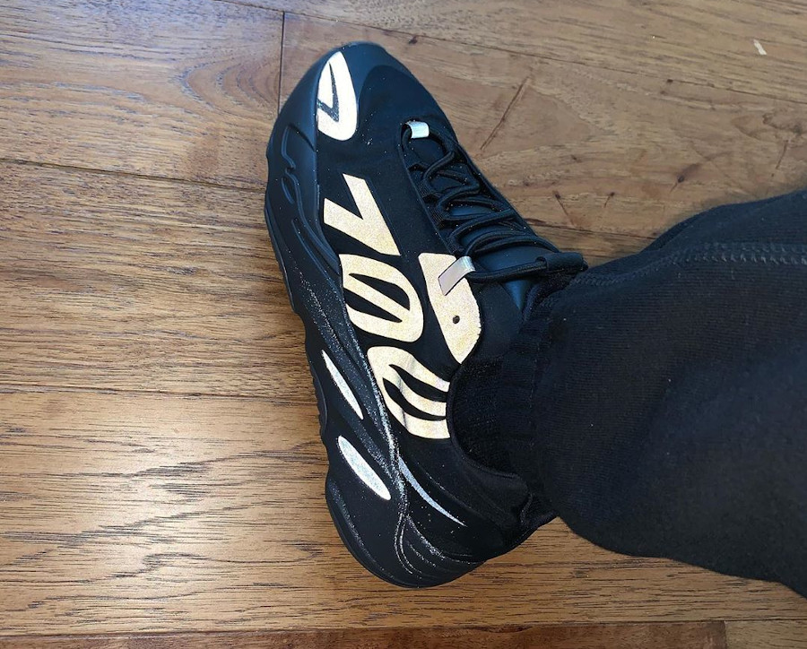 Adidas Yeezy Boost 700 MNVN noire et réfléchissante on feet (3)