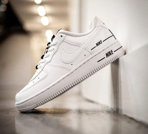 air force 1 lv8 nba blanche et noire