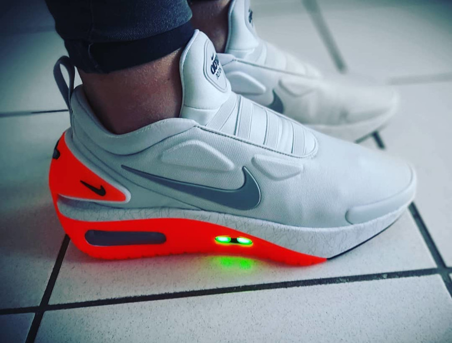 nike auto max on feet