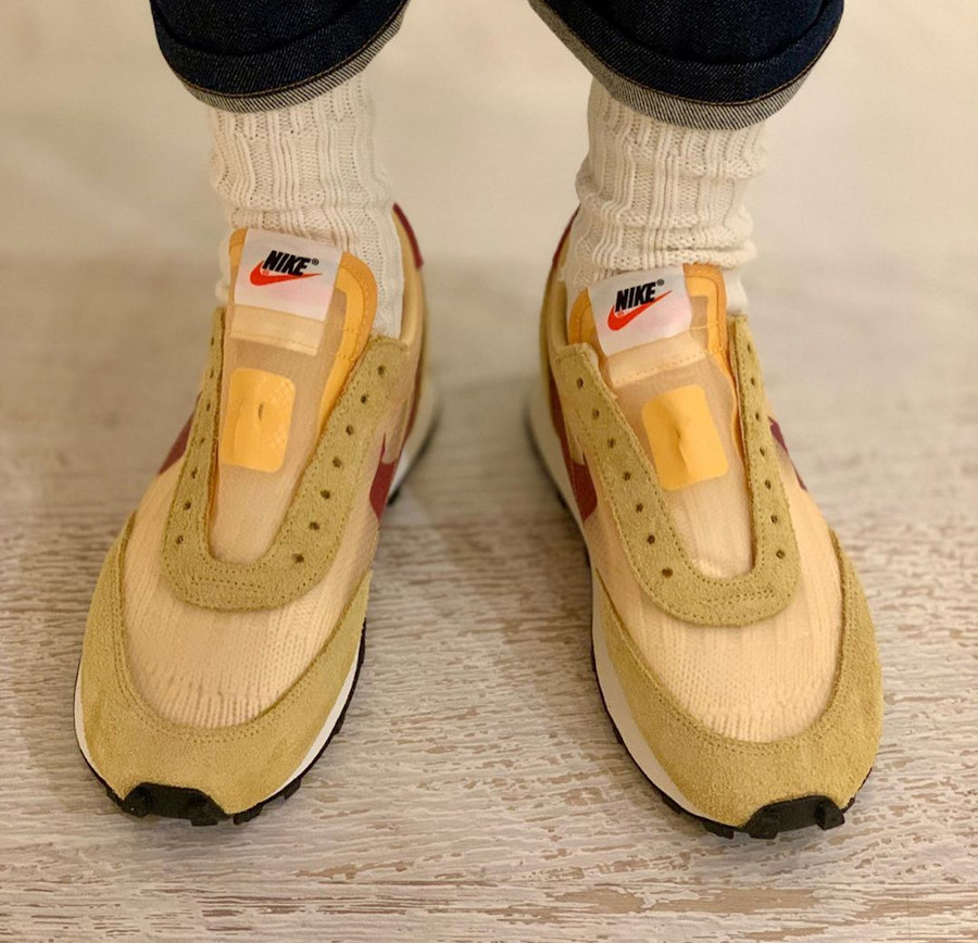 Nike Daybreak SP jaune doré blanche et bordeaux on feet (1)