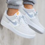 Nike Wmns Air Force 1 '07 SE Pure Platinum Summit White Hyper Crimson