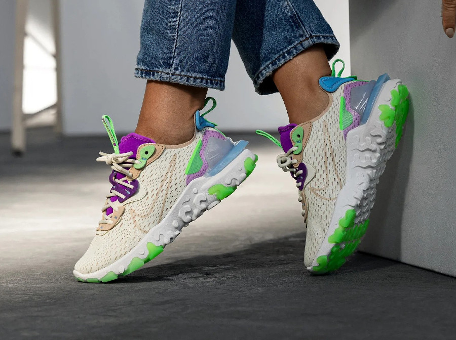 Nike Wmns React Vision beige violet vert fluo on feet (2)