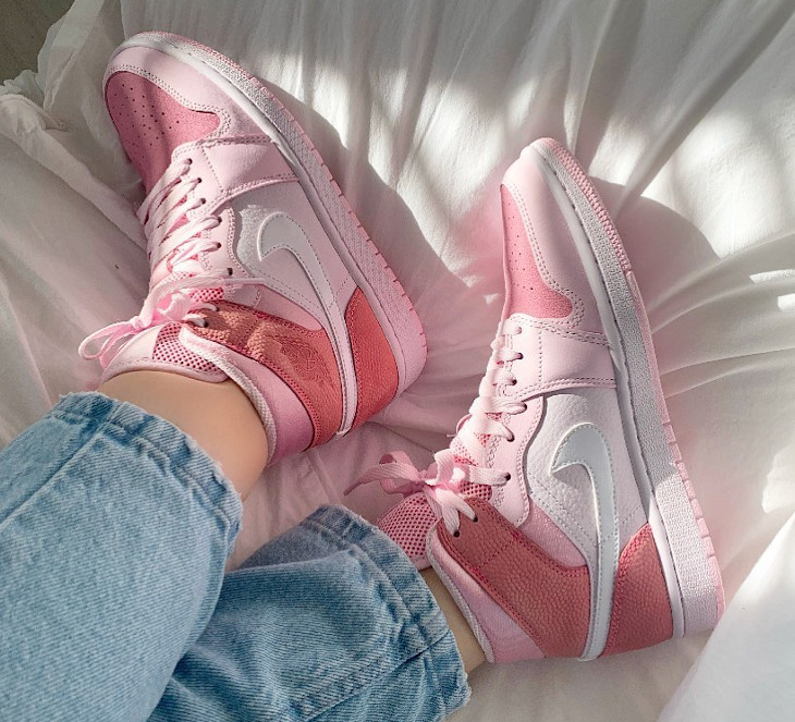 CW5379-600 : que vaut la Air Jordan 1 Mid Wmns Digital Pink ?