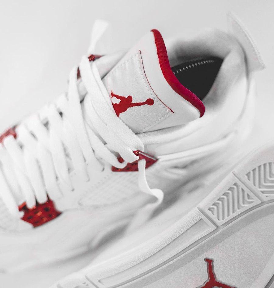 Air Jordan IV blanche et rouge métallisé (2)