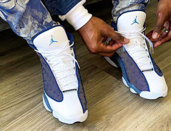 Air Jordan Retro XIII OG 2020 blanche bleu et grise on feet