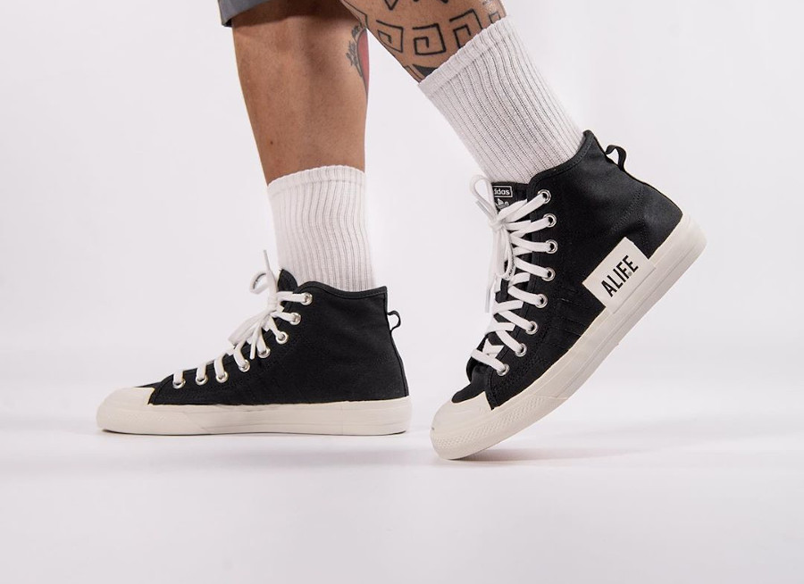 https://www.sneakers-actus.fr/wp-content/uploads/2020/07/Adidas-Nizza-Hi-en-canvas-noire-FX2623-3.jpg