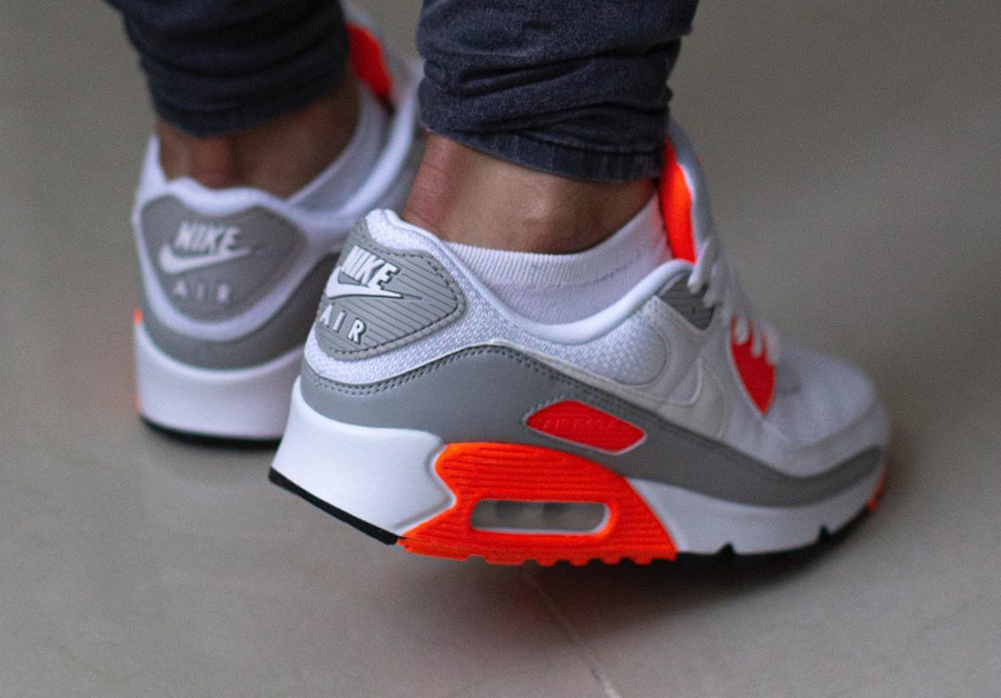 CT4352-103 : que vaut la Nike Air Max 90 Recrafted Hyper Orange ?