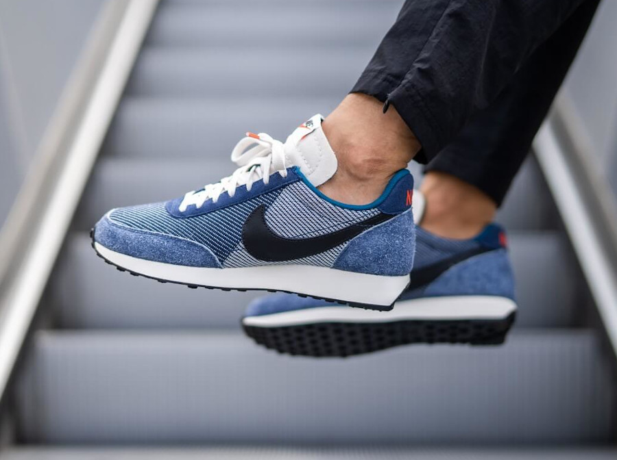 Nike Air Tailwind 79 2020 en jeans bleu marine on feet (2)
