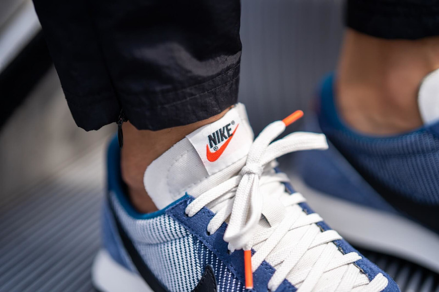 Nike Air Tailwind 79 2020 en jeans bleu marine on feet (3)