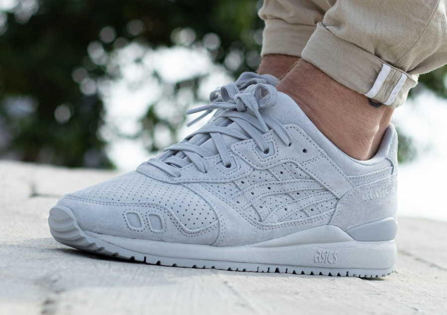 asics grise homme