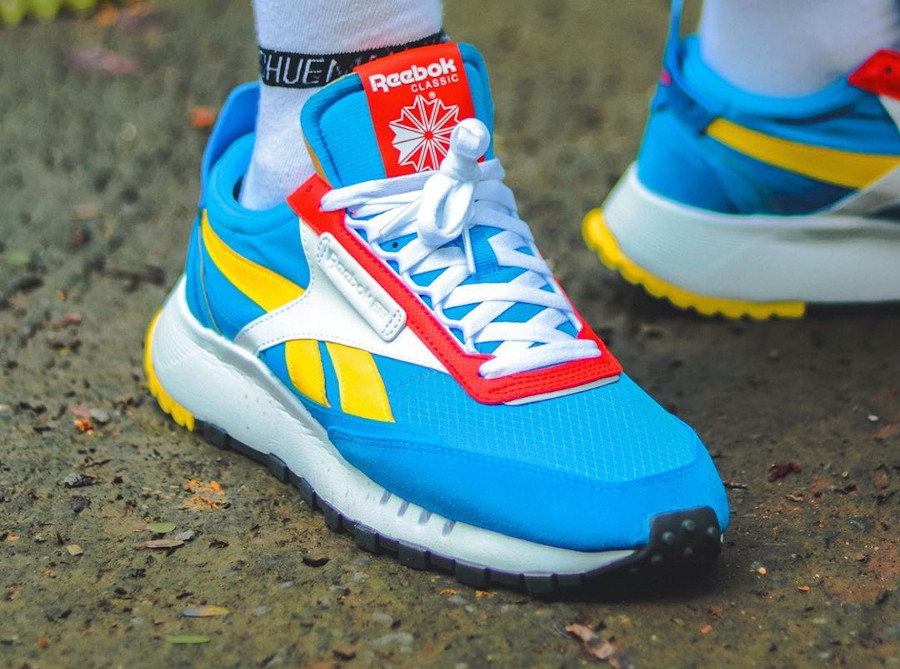 Reebok CL Legacy deconstruct bleu jaune et rouge on feet (couv)