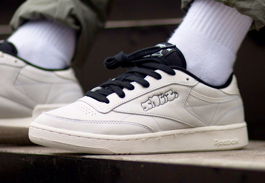 Sneezemag x Reebok Club C Revenge blanc cassé et noire (4)