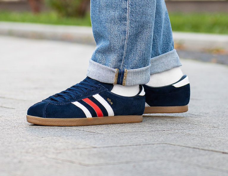 Adidas Köln bleu foncé on feet