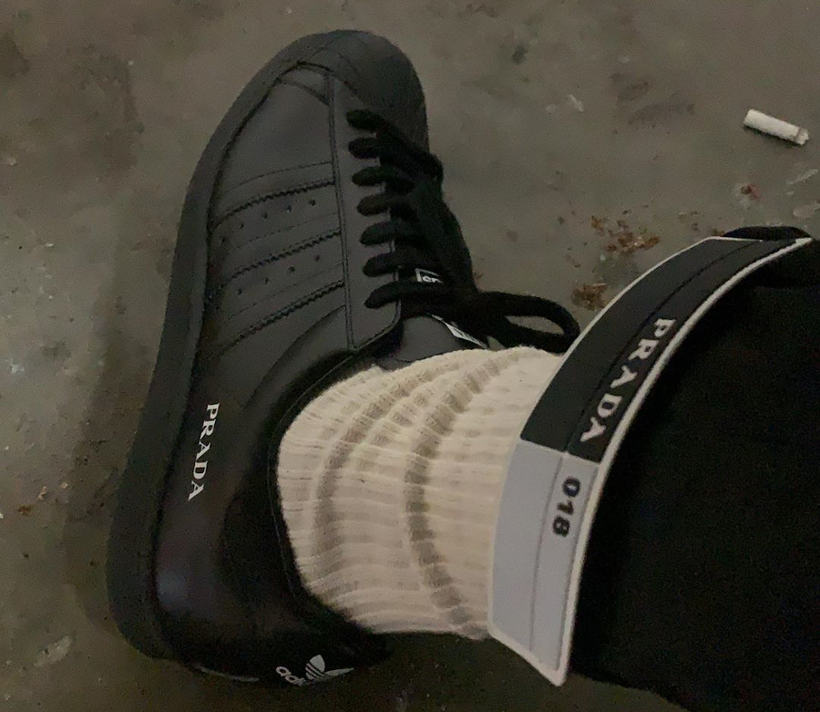 Adidas Originals Superstar noire on feet FW6679