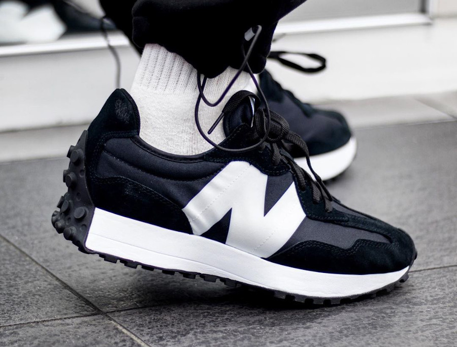 New Balance 327 noire et blanche (3)