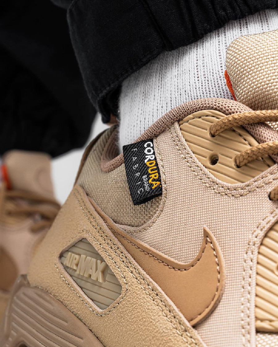 Nike Air Max 90 workwear beige et orange on feet (2-1)