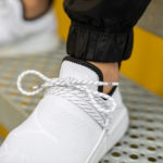 Adidas NMD HU blanche avec des sinogrammes (2)
