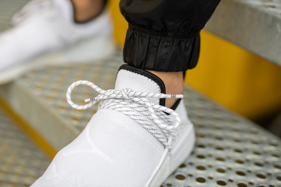 Adidas NMD HU blanche avec des sinogrammes (2)