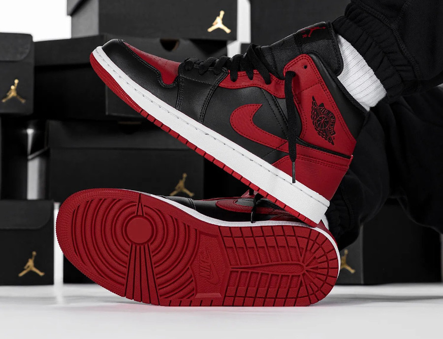 Air Jordan 1 mi-montante rouge et noire (3)