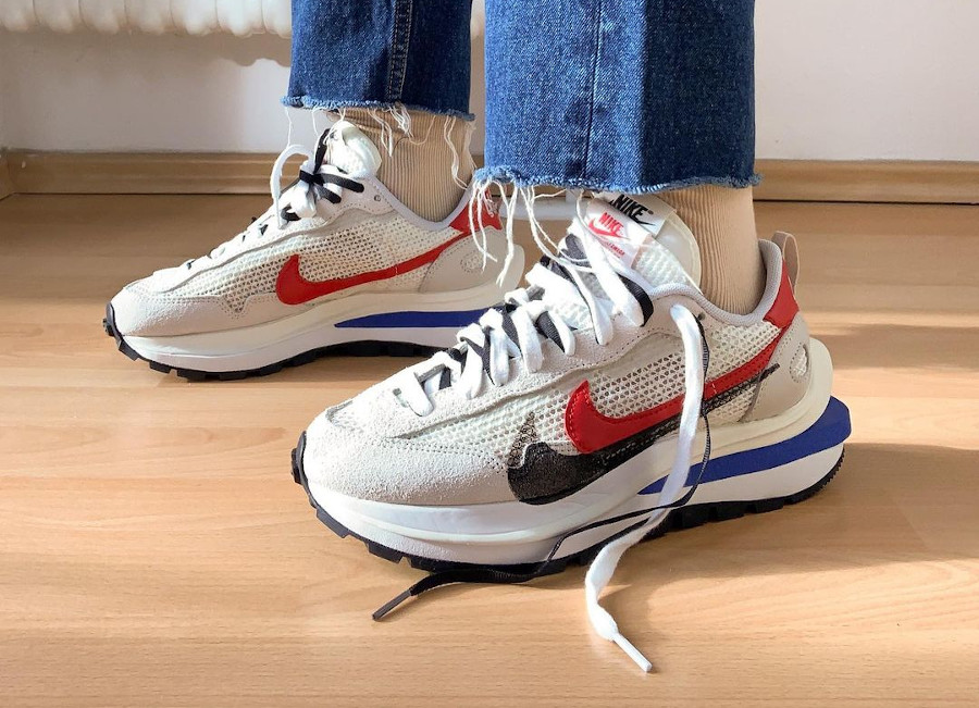 CV1363-100 que vaut la Nike Sacai Vaporwaffle Sail Royal Fuchsia Red ?