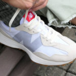 New Balance MS327 2020 beige blanche et grise on feet (1)
