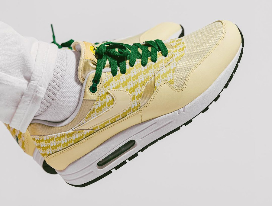 Nike Air Max 87 jaune citron on feet (3)