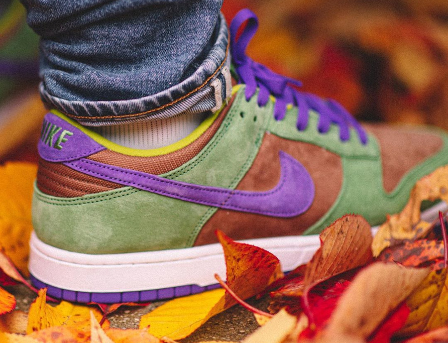 Nike Dunks Lo en suede vert marron et violet on feet (5)