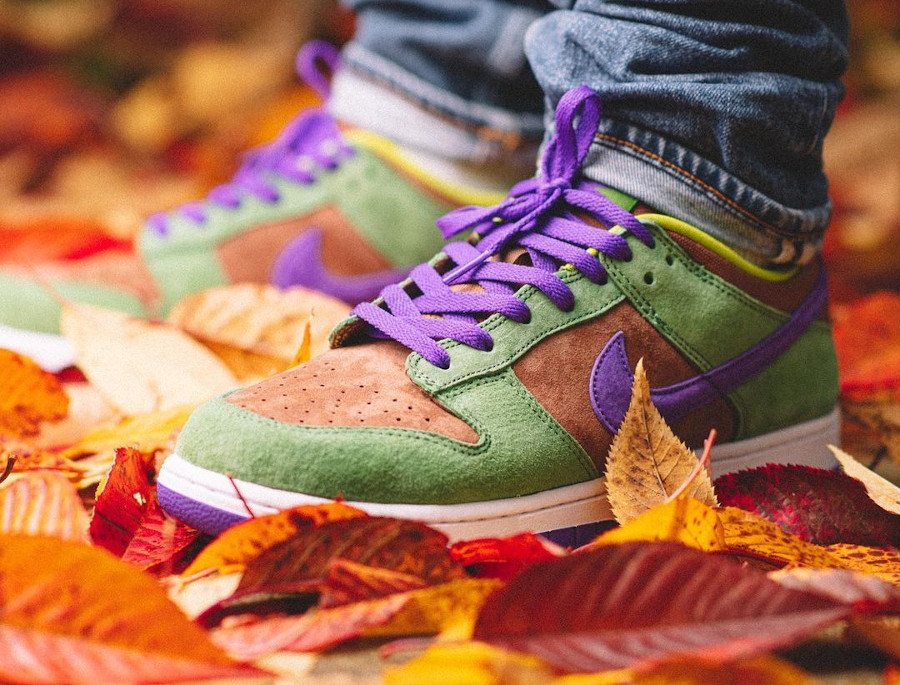 Nike Dunks Lo en suede vert marron et violet on feet (6)
