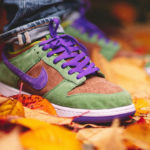 Nike Dunks Lo en suede vert marron et violet on feet (7)