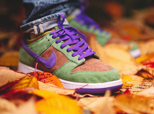 Nike Dunks Lo en suede vert marron et violet on feet (7)