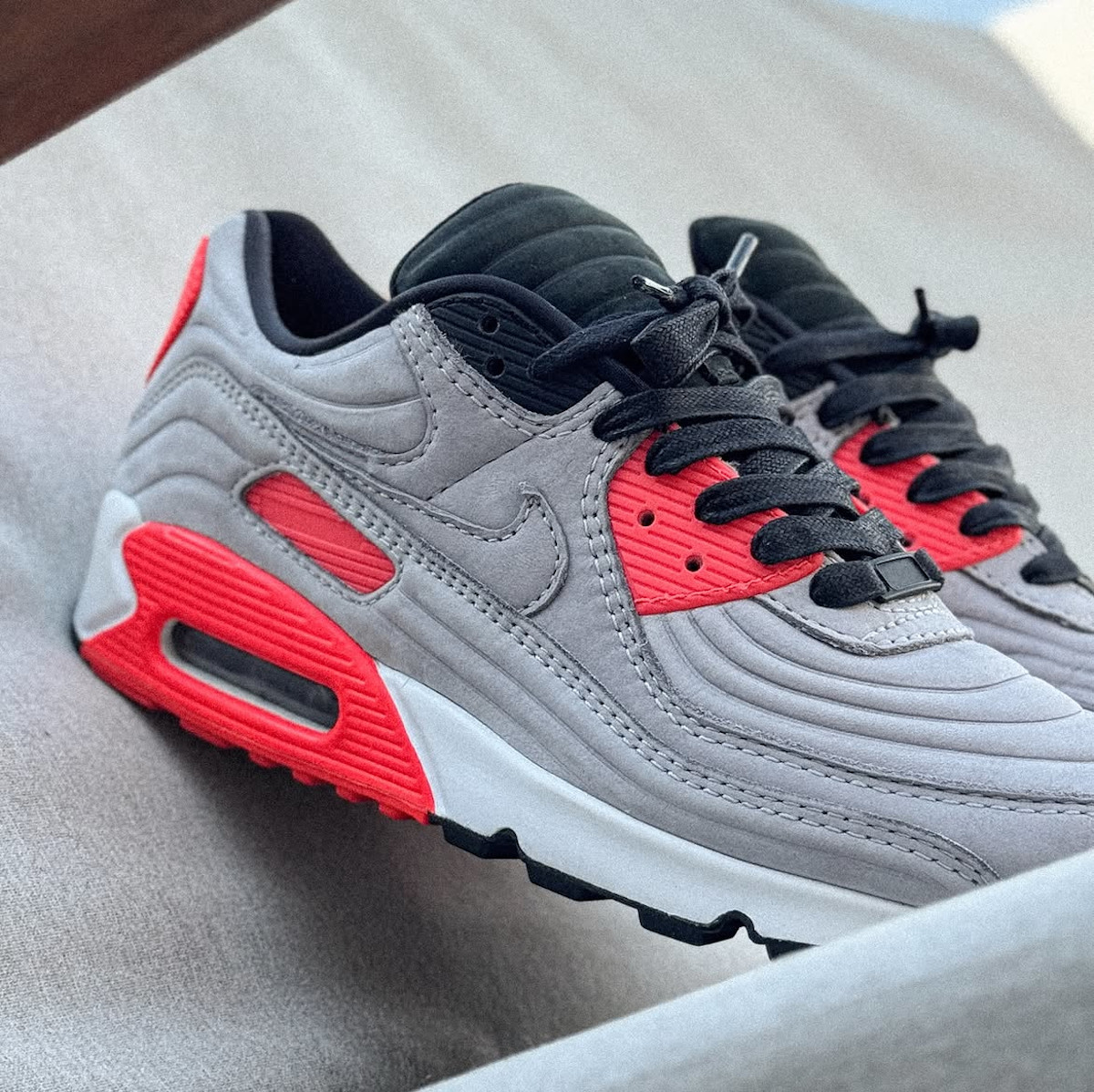Nike Air Max 90 matelassé grise et rouge CZ7656-001 (2)