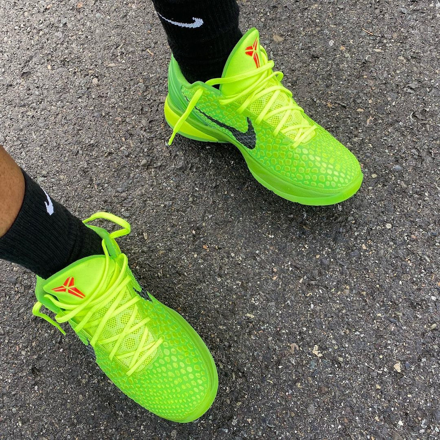 Nike Kobe VI reptile vert fluo on feet