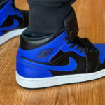 Air Jordan 1 mi-montante bleu et noir on feet (1)