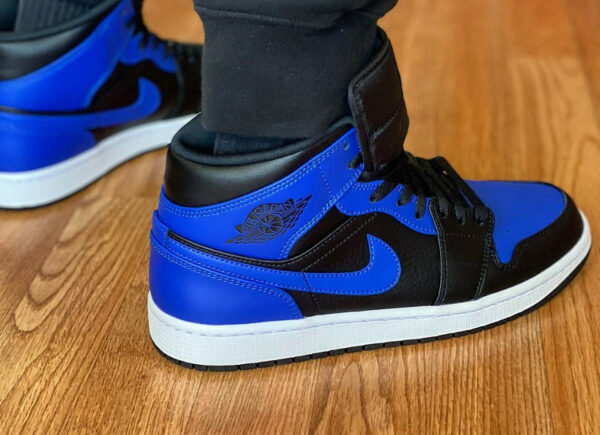 Air Jordan 1 mi-montante bleu et noir on feet (1)