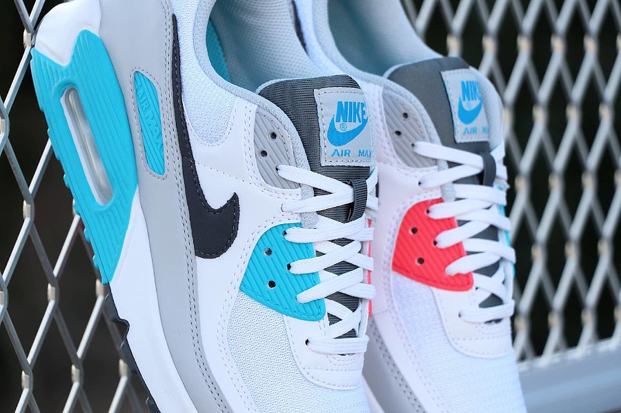 CV8839 100 que vaut la Nike AM90 Chlorine Blue Fusion Red