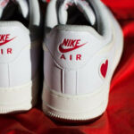 Nike AF1 blanche avec un petit coeur rouge (5)