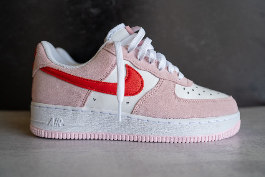 DD3384 600 que vaut la Nike AF1 07 QS Valentine s Day True Love 82
