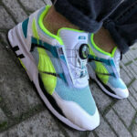 Puma Trinomic XS7000 blanche verte et jaune on feet