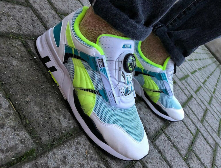 Puma Trinomic XS7000 blanche verte et jaune on feet