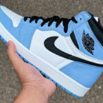 Air Jordan 1 montante blanche bleu ciel et noire (1)