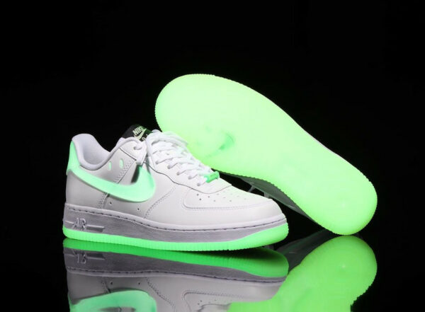 Nike Air Force One blanche vert neon qui brille dans le noir (7)