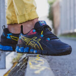 Asics Gel Quantum 180 noire bleu et jaune on feet (3)