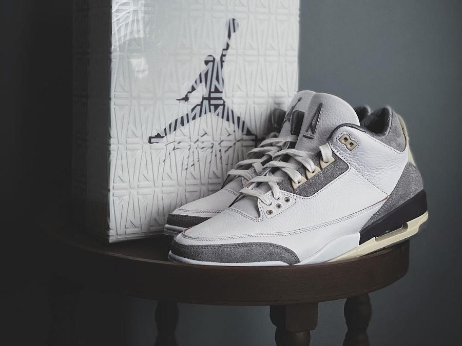 AJ3 White Medium Grey Violet Ore (couv)