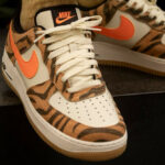 Nike AF1 '07 PRM Daktari Stripes Coconut Milk Fuel Orange (couv)