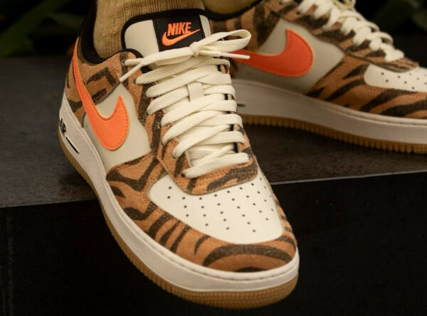 Nike AF1 '07 PRM Daktari Stripes Coconut Milk Fuel Orange (couv)