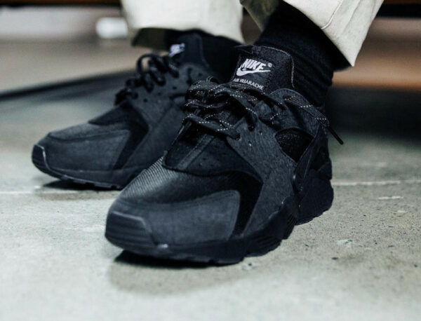 Nike Air Huarache noir LDN Hyper Local on feet 1 600x458