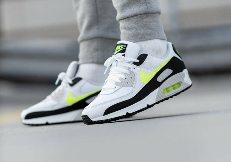 Nike Air Max III blanche noire et jaune citron on feet (2)