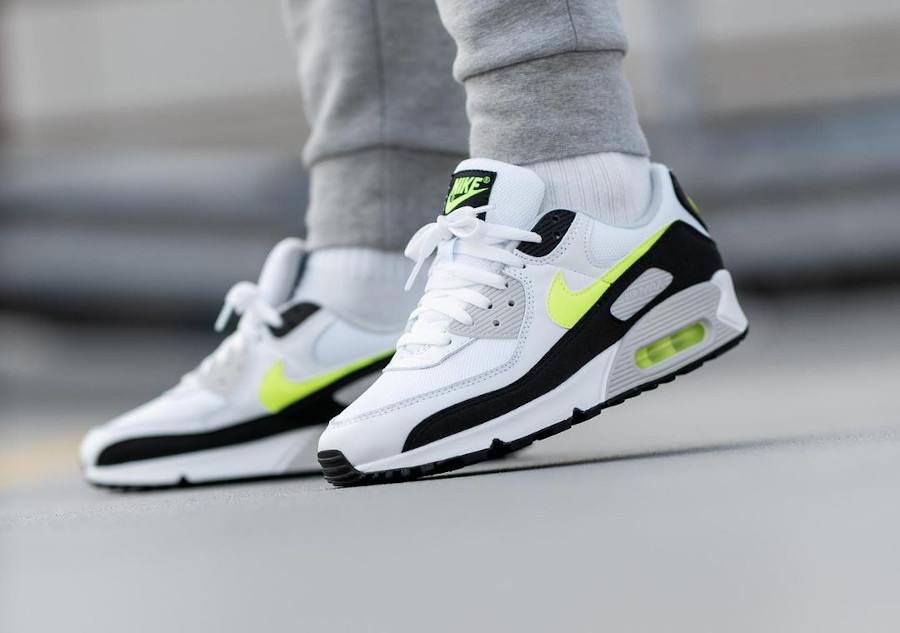 Nike Air Max III blanche noire et jaune citron on feet (2)