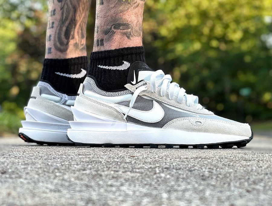 Nike Waffle One blanche et grise on feet (3)