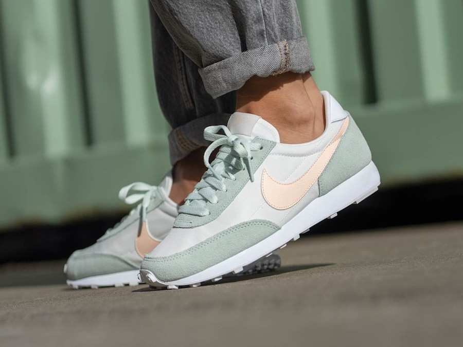 Nike Wmns Daybreak Barely Green Sail Crimson Tint pas cher